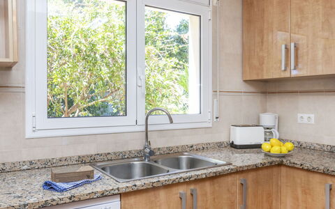 Bretos: Køkken, Countertop, Køkkenvask, Træ, Håndvask, Køkken Apparat, Større Bandage, Cabinetry, Indretning, Hjem