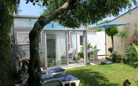 Roses Tremières: Plante, Bygning, Vindue, Dør, Træ, Skygge, Græs, Fritid, Boligområde, Ejendom