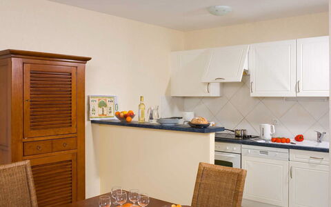 Saint-Gilles-Croix-De-Vie Givrand 604: Cabinetry, Møbel, Ejendom, Bord, Countertop, Orange, Træ, Indretning, Køkken, Gulvbelægning