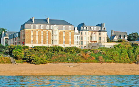 Saint Malo 607: Vand, Plante, Himmel, Bygning, Ejendom, Azure, Naturlige Landskab, Land Lot, Træ, Coastal Og Oceaniske Landskabsformer
