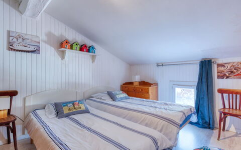 Poumeyrette: Møbel, Blå, Komfort, Azure, Bord, Bed Frame, Indretning, Træ, Belysning, Bygning