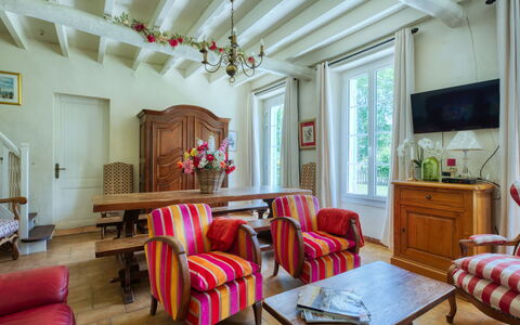 Poumeyrette: Møbel, Bord, Billedramme, Ejendom, Cabinetry, Stol, Træ, Blomst, Indretning, Bygning