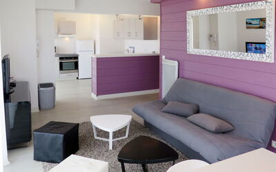 Résidence Plage Centrale T3 Prestige 616.3: Værelse, Møbel, Stue, Indretning, Ejendom, Purple, Bygning, Etage, Bord, Hus