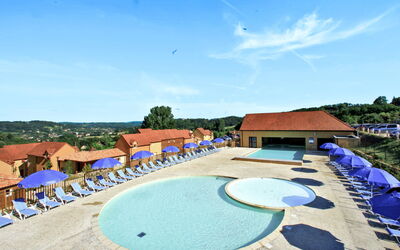 Sarlat-La-Canéda 607: Vand, Himmel, Svømmepøl, Blå, Sky, Azure, Natur, Badeby, Skygge, Træ