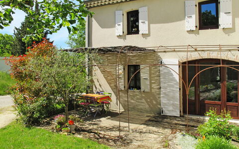 Marguerie: Plante, Bygning, Vindue, Ejendom, Hus, Himmel, Træ, Gul, Land Lot, Vegetationen