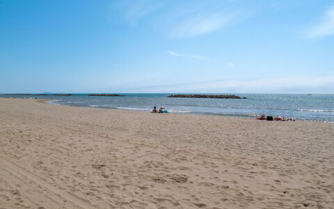 Valras Plage 606: Møbel, Cabinetry, Ejendom, Bord, Bordservice, Indretning, Tallerkner, Træ, Countertop, Skuffe