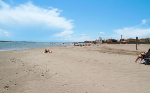 Valras Plage 606: Møbel, Cabinetry, Ejendom, Bord, Bordservice, Indretning, Tallerkner, Træ, Countertop, Skuffe