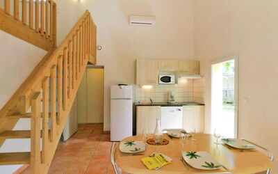 Le Mediterranée 628.2: Værelse, Ejendom, Bygning, Møbel, Trappe, Etage, Indretning, Hus, Gelænder, Loft