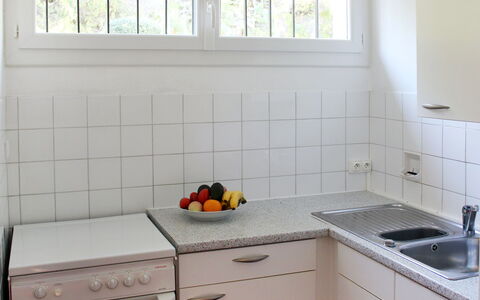 Le Lavandou 604: Countertop, Flise, Værelse, Ejendom, Køkken, Cabinetry, Møbel, Etage, Indretning, Håndvask