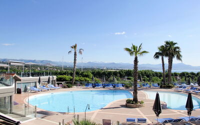 Antibes 607: Himmel, Vand, Plante, Ejendom, Sky, Svømmepøl, Træ, Udendørs Møbler, Arecales, Skygge