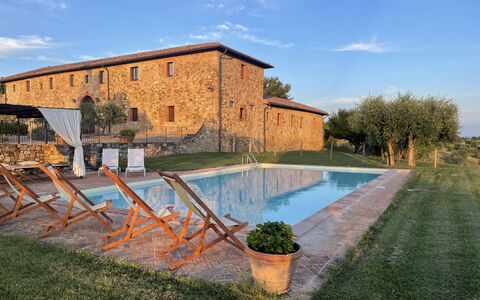 La Corte Di Campalli: Sky, Himmel, Plante, Vand, Ejendom, Bygning, Naturlige Landskab, Land Lot, Vindue, Svømmepøl