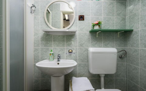 Pina: Badeværelsesvask, Badeværelse, Sanitærarmatur, Håndvask, Væg, Toiletbræt, Toilet, Tap, Gulvbelægning, Indretning