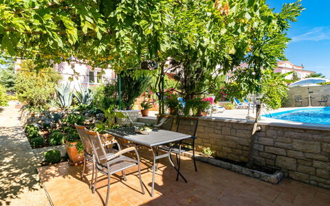 Poreč 606: Bord, Plante, Møbel, Blomsterkrukke, Stol, Himmel, Bygning, Udendørs Møbler, Udendørs Bord, Skygge
