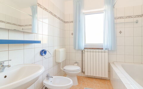 Poreč 606: Tap, Sanitærarmatur, Ejendom, Badeværelsesvask, Håndvask, Badeværelse, Purple, Badeværelsesskab, Vindue, Bygning