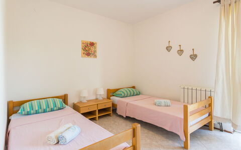 Poreč 608: Møbel, Komfort, Bygning, Produkt, Bord, Azure, Træ, Bed Frame, Textile, Indretning