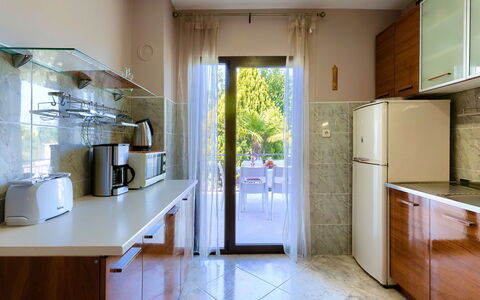 Dora: Cabinetry, Countertop, Ejendom, Møbel, Bygning, Køkken Apparat, Køkken, Husholdningsapparat, Træ, Belysning