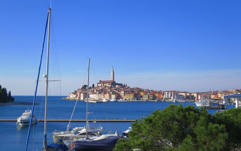 Rovinj 683: Vand, Himmel, Båd, Vandfartøjer, Coastal Og Oceaniske Landskabsformer, Sø, Mast, Træ, Sky, Bygning