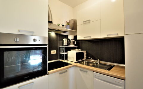 Pinezic: Cabinetry, Countertop, Køkken Apparat, Komfur, Køkken, Husholdningsapparat, Gaskomfur, Mikrobølgeovn, Træ, Komfur