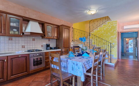 Gracije: Værelse, Ejendom, Møbel, Bygning, Ejendom, Køkken, Indretning, Cabinetry, Etage, Countertop