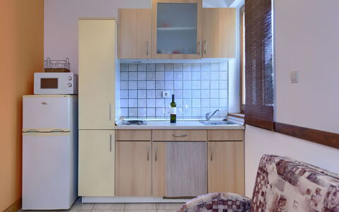 Gabi: Cabinetry, Møbel, Countertop, Håndvask, Køkkenvask, Bygning, Tap, Køkken, Træ, Purple
