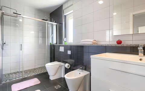 Mirna: Ejendom, Cabinetry, Sanitærarmatur, Bygning, Indretning, Badeværelse, Arkitektur, Gulvbelægning, Etage, Hus