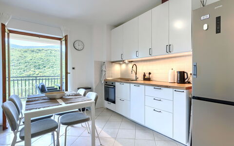 Ester: Møbel, Køkken, Køkken Apparat, Indretning, Større Bandage, Countertop, Gulvbelægning, Træ, Cabinetry, Loft