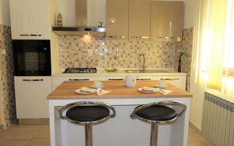 La Donja: Håndvask, Countertop, Sanitærarmatur, Tap, Cabinetry, Træ, Bygning, Badeværelsesskab, Køkken, Gulvbelægning