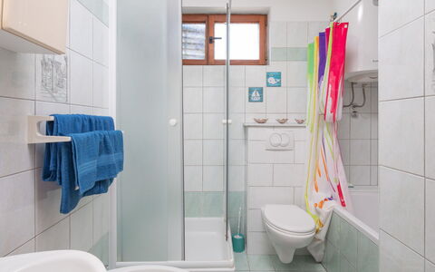 Kos: Sanitærarmatur, Ejendom, Toilet, Toiletbræt, Purple, Badeværelse, Indretning, Etage