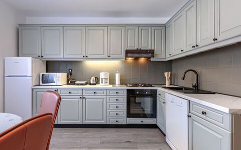 Lola: Køkken, Cabinetry, Køkken Apparat, Countertop, Indretning, Møbel, Større Bandage, Gulvbelægning, Belysning, Skab