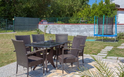 Lola: Møbel, Ejendom, Gård, Gårdhave, Bord, Landscaping, Hus, Backyard, Værelse, Ejendom