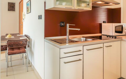 Rabac 633: Countertop, Køkken, Værelse, Cabinetry, Møbel, Ejendom, Større Bandage, Komfur, Indretning, Husholdningsapparat