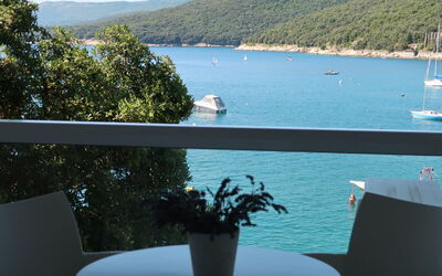 Rabac 633: Vand, Møbel, Ejendom, Bord, Båd, Plante, Himmel, Lys, Azure, Grøn