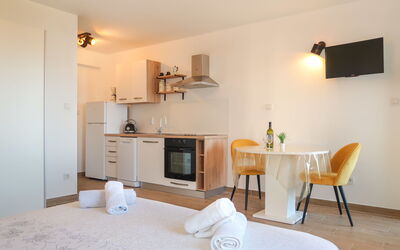 Marija 605.1: Møbel, Ejendom, Cabinetry, Stol, Bord, Countertop, Træ, Køkken, Belysning, Indretning