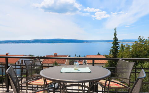 Crikvenica 602: Sky, Himmel, Vand, Bord, Møbel, Ejendom, Azure, Udendørs Bord, Udendørs Møbler, Træ