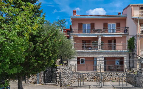 Crikvenica 602: Sky, Bygning, Vindue, Daytime, Himmel, Plante, Azure, Urban Design, Træ, Hus