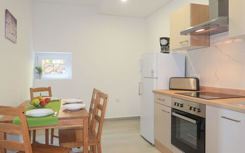 Crikvenica 602: Møbel, Cabinetry, Ejendom, Billedramme, Komfur, Countertop, Køkken Apparat, Stol, Bord, Træ