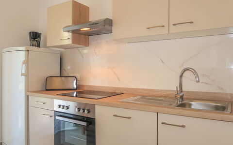 Crikvenica 602: Cabinetry, Countertop, Køkkenvask, Håndvask, Ejendom, Bygning, Tap, Køkken, Komfur, Sanitærarmatur