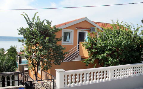Anđelina: Himmel, Bygning, Sky, Ejendom, Daytime, Vindue, Hus, Træ, Træ, Sommerhus