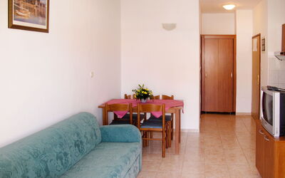 Bonex (Nin160) 604.1: Værelse, Ejendom, Møbel, Bygning, Indretning, Etage, Stue, Hus, Ejendom, Bord