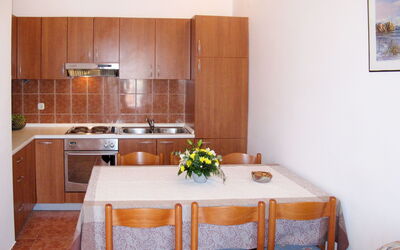 Bonex (Nin161) 604.2: Møbel, Værelse, Ejendom, Køkken, Countertop, Cabinetry, Indretning, Bygning, Spisestue, Etage