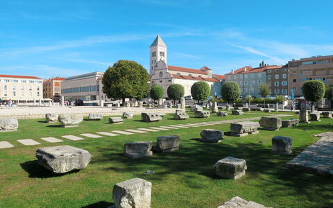 Catarina 1: Stad, Himmel, Arkitektur, Bygning, Græs, Historisk Sted, City, Kirke, Træ, Gravsten