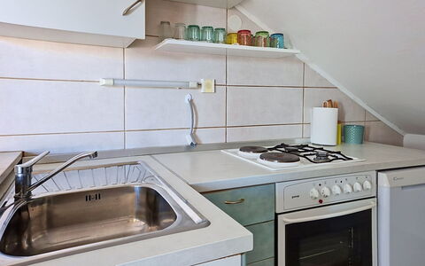 Valentina: Køkken, Køkken Apparat, Køkkenvask, Countertop, Større Bandage, Sanitærarmatur, Komfur, Cabinetry, Gulvbelægning, Husholdningsapparat