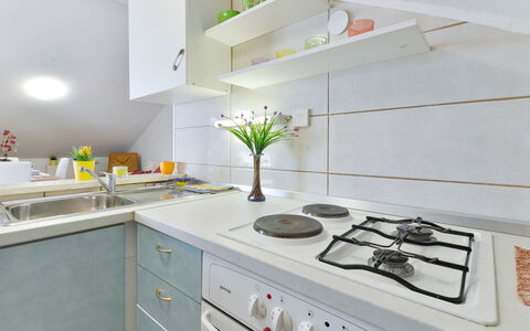 Valentina: Countertop, Hvid, Køkken, Værelse, Ejendom, Møbel, Flise, Indretning, Cabinetry, Gul