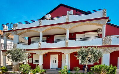 Vodice 613: Plante, Bygning, Himmel, Ejendom, Vindue, Hus, Træ, Kvarter, Boligområde, Dør