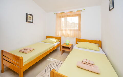 Antonio: Møbel, Ejendom, Komfort, Bygning, Vindue, Træ, Indretning, Bed Frame, Orange, Seng