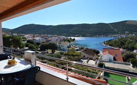 Šibenik 609: Himmel, Vand, Bygning, Plante, Azure, Træ, Vindue, Bord, Skygge, Bjerg