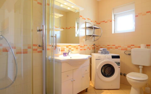Šibenik 609: Vaskerum, Vaskemaskine, Ejendom, Tørretumbler, Sanitærarmatur, Cabinetry, Bygning, Vasketøj, Indretning