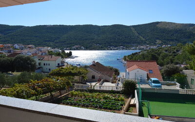 Šibenik 609: Himmel, Vand, Ejendom, Daytime, Plante, Bygning, Azure, Natur, Træ, Krop Af Vand
