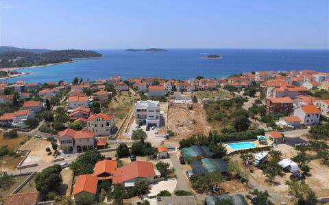 Rogoznica Ražanj 637: Vand, Himmel, Bygning, Azure, Coastal Og Oceaniske Landskabsformer, Træ, Hus, Plante, Horisont, Urban Design