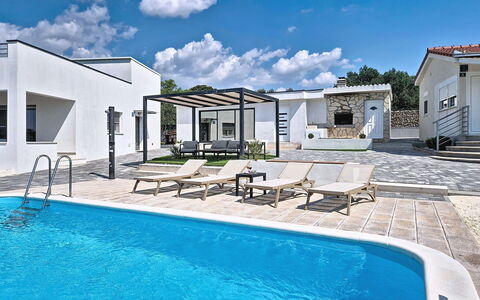Ria with Heated Pool: Kompositmateriale, Dør, Beton, Estate, Skygge, Svømmepøl, Udvej, Udendørs Møbler, Villa, Hotel